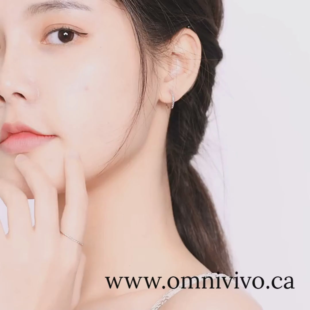 Close-up video of a woman wearing 925 sterling silver braided and minimalist stackable rings — OmniVivo.