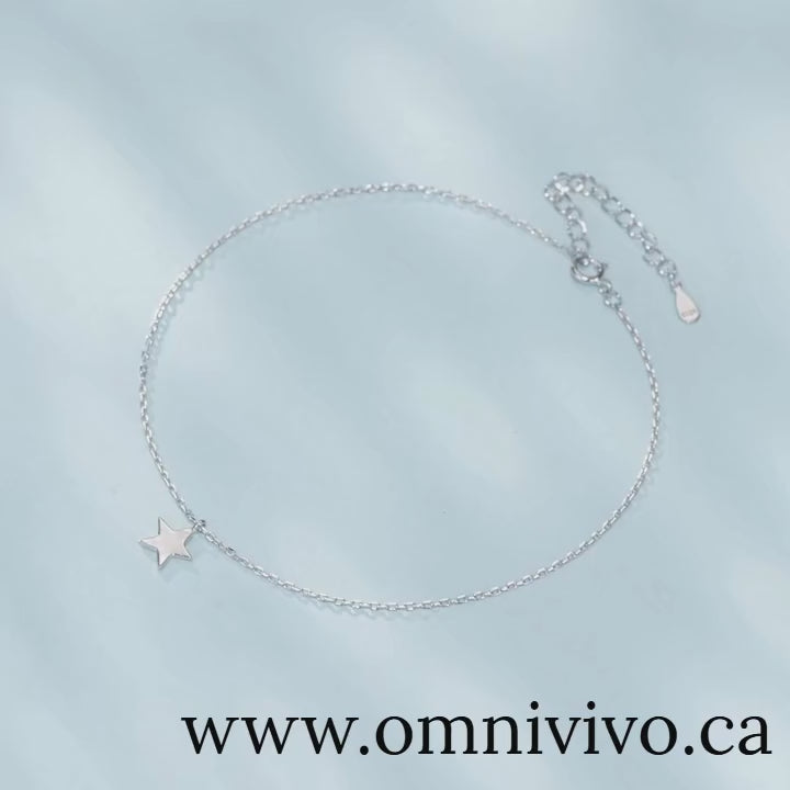 Video of minimalist star anklet in 925 sterling silver with polished adjustable chain, displayed on light blue background — OmniVivo